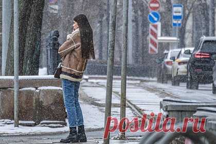 Россиян предупредили о риске инсульта после прогулки без шапки. Прогулка без шапки может стать причиной серьезных заболеваний и даже инсульта. Доктор медицинских наук Сергей Хомяков объяснил, что под воздействием холода сосуды в головном мозге легко сужаются и провоцируют скачки артериального давления. В некоторых случаях это может привести к серьезным последствиям.