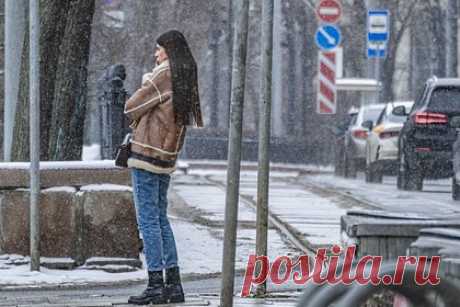 Россиян предупредили о риске инсульта после прогулки без шапки. Прогулка без шапки может стать причиной серьезных заболеваний и даже инсульта. Доктор медицинских наук Сергей Хомяков объяснил, что под воздействием холода сосуды в головном мозге легко сужаются и провоцируют скачки артериального давления. В некоторых случаях это может привести к серьезным последствиям.