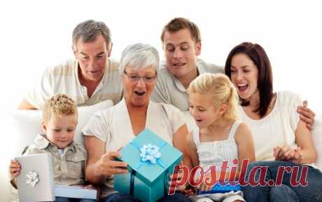 Лучшие подарки родителям на Новый год 2018: оригинальные идеи В предновогодние дни взрослые с удовольствием занимаются покупкой подарков для всей семьи. Однако не только они любят дарить их. Подарки родителям на Новый