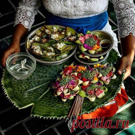 In Bali, offerings (canang) are a daily ritual to thank 🙏 Hindu Gods. Even in our studio is a day-to-day practice.
.
Jero makes these “origami-bended” offerings with coconut leaves every morning and she places them in smal­l temples around the workshop but also on top of computers, motorbikes, potter­y-wheels and kilns.
.
We are thankful and we feel blessed to live in this magical “Island of the Gods” ... come visit!!! The platter mimic a lily pad. These water lilies are ...