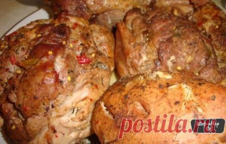 5 ВКУСНЕЙШИХ ВТОРЫХ БЛЮД 
1.Пьяная рулька.
2.Буженина по-домашнему 
!2!етки с картошкой в сметанно-томатном соусе! 
4.Мясные рулетики с картошкой в сливках
5.Курочка в кефире
1.Пьяная рулька.
Ингредиенты:
рулька свиная 1.5 кг
морковь 0.5 шт
шпиговать
зубчик чеснока 5 шт
шпиговать
масло подсолнечное без запаха по вкусу
смесь перцев по вкусу
соль по вкусу
приправы по вкусу по вкусу
горчица острая по вкусу
пиво светлое 500 мл
Приготовление:
Рульку обмыть и обсушить…
Нарезать мо