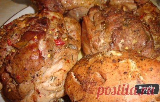 5 ВКУСНЕЙШИХ ВТОРЫХ БЛЮД 
1.Пьяная рулька.
2.Буженина по-домашнему 
!2!етки с картошкой в сметанно-томатном соусе! 
4.Мясные рулетики с картошкой в сливках
5.Курочка в кефире
1.Пьяная рулька.
Ингредиенты:
рулька свиная 1.5 кг
морковь 0.5 шт
шпиговать
зубчик чеснока 5 шт
шпиговать
масло подсолнечное без запаха по вкусу
смесь перцев по вкусу
соль по вкусу
приправы по вкусу по вкусу
горчица острая по вкусу
пиво светлое 500 мл
Приготовление:
Рульку обмыть и обсушить…
Нарезать мо