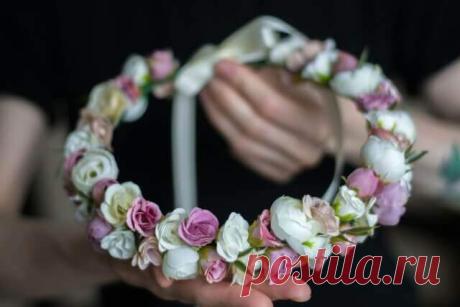 Венец безбрачия и его признаки у женщин и мужчин О таком явлении, как венец безбрачия, было известно еще в далеком прошлом. Эта беда может настигнуть и женщину, и мужчину. Чтобы предотвратить проблемы в личной жизни, важно своевременно определить наличие негатива. Обычно венец безбрачия висит на том, кто долгое время не может найти свою вторую половинку. Особенно это касается мужчин и женщин в возрасте от 35 до 40 лет, которые так и не смогли вступить в брачный союз