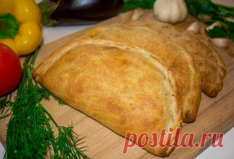 Кальцо́не с ветчиной, оливками и моцареллой под томатным соусом