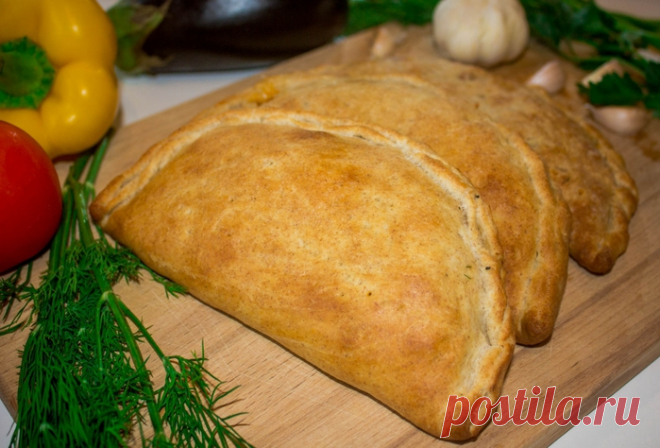Кальцо́не с ветчиной, оливками и моцареллой под томатным соусом