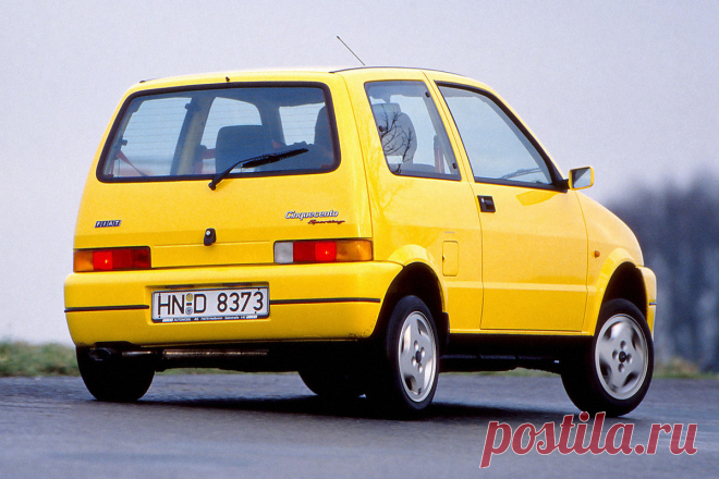 Как Fiat Cinquecento напугал испанских женщин.

В маркетинге широко распространена идея, что любая реклама, заставляющая людей говорить о продукте, работает, независимо от того, хорошее говорят или плохое. Это заставляет рекламные агентства проводить довольно рискованные кампании. Так было с Fiat, который в 1994 году решил придать рекламе компактного Cinquecento Sporting некой пикантности…