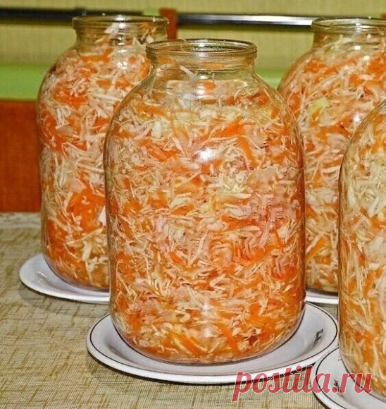 САМАЯ ПРОСТАЯ И ВКУСНАЯ КВАШЕНАЯ КАПУСТА 
Не ругайтесь, опытные кулинары. Такую хрустящую, сочную, идеальную в плане соль-сахар капусту я пробовала лишь однажды. Та капуста созревала до пика вкусности в дубовой бочке, да с какими-то секретными добавками-травками. И я смирилась, что такую уже никогда не попробую. Но вот оно! Из стеклянной банки, за 3 дня - чудо! На минутку - в моей кулинарной кладовой - 54 рецепта квашения капусты. Половина честно опробована. Есть семейные ...