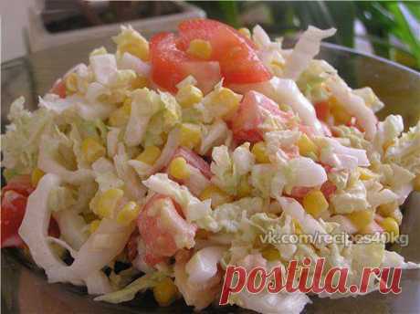 Салат из пекинской капусты и куриной грудкой 

на 100грамм - 51.3 ккалБ/Ж/У - 6.66/0.89/3.95

Ингредиенты:
1 небольшой кочан пекинской капусты,
1 куриная грудка,
2 свежих огурца,
1 болгарский перец,
1 банка консервированной кукурузы,
Сметана 10 %
Зелень, соль по вкусу

Приготовление:
Все овощи и зелень вымыть.
Пекинскую капусту тонко нашинковать, выложить в салатник.
Грудку освободить от кожи и костей и порезать, добавить к капусте.
У перца удалить семена и порезать соломк...