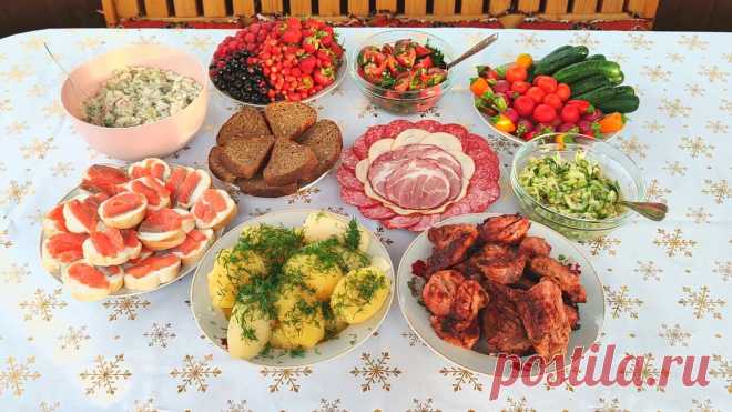 К нам на дачу приехали гости. Показываю наш вкусный праздничный стол  и спрашиваю: 