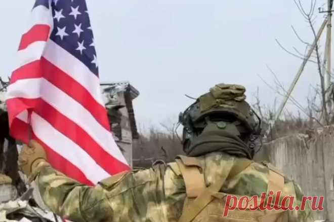 Воюющий на стороне России американец водрузил флаг США в Авдеевке. По словам добровольца, он горд находиться среди российских бойцов.