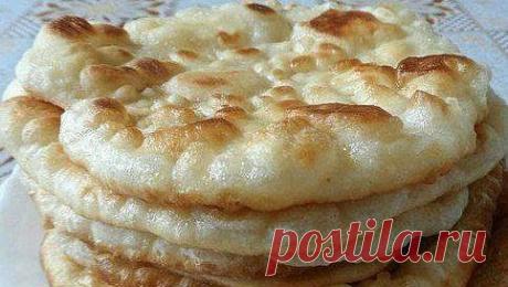 Лепешки "Бхатури" в мультиварке.

Кефир (простокваша) – 180 мл;
Мука (пшеничная) – 300-350 грамм;
Соль – по вкусу;
Показать полностью…