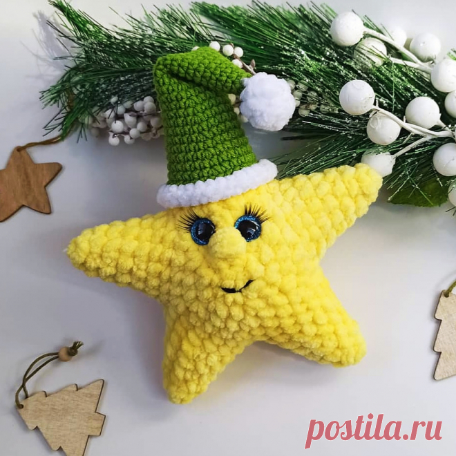 PDF Новогодняя звёздочка крючком. FREE crochet pattern; Аmigurumi toy patterns. Амигуруми схемы и описания на русском. Вязаные игрушки и поделки своими руками #amimore - ёлочное украшение в виде плюшевой звезды к Новому году, вязаная звёздочка из плюшевой пряжи, новогоднее украшение на ёлку.