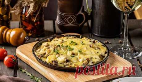 Чтобы насладиться любимым блюдом из сочной курицы и ароматных грибов в нежном соусе, не обязательно возиться с формочками и духовкой. Превосходный жюльен для большой компании по этому рецепту будет готов всего за 20 минут. Ингредиенты Куриное филе500 г Шампиньоны400 г Растительное масло1 ст. ложка