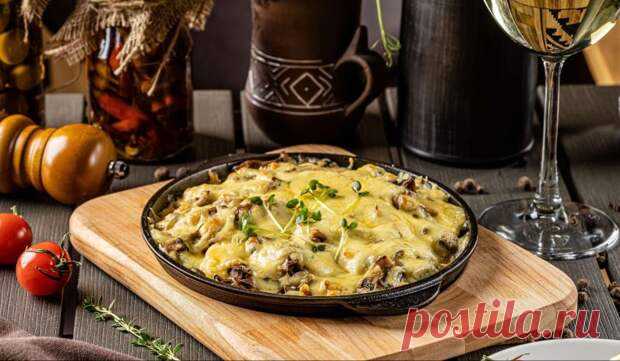 Чтобы насладиться любимым блюдом из сочной курицы и ароматных грибов в нежном соусе, не обязательно возиться с формочками и духовкой. Превосходный жюльен для большой компании по этому рецепту будет готов всего за 20 минут. Ингредиенты Куриное филе500 г Шампиньоны400 г Растительное масло1 ст. ложка