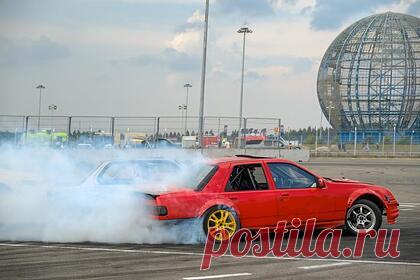 Сенатор предложил отправить московских нелегальных гонщиков на Украину. Организаторов нелегальных гонок на дорогих автомобилях, которые полиция пресекла в центре Москвы 28 августа, следует отправить в зону боевых действий на Украине «для перевоспитания». Об этом заявил первый замглавы международного комитета Совета Федерации Владимир Джабаров. Политик назвал позором автопробег «мажоров».