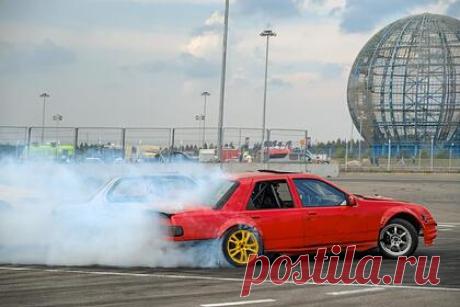 Сенатор предложил отправить московских нелегальных гонщиков на Украину. Организаторов нелегальных гонок на дорогих автомобилях, которые полиция пресекла в центре Москвы 28 августа, следует отправить в зону боевых действий на Украине «для перевоспитания». Об этом заявил первый замглавы международного комитета Совета Федерации Владимир Джабаров. Политик назвал позором автопробег «мажоров».