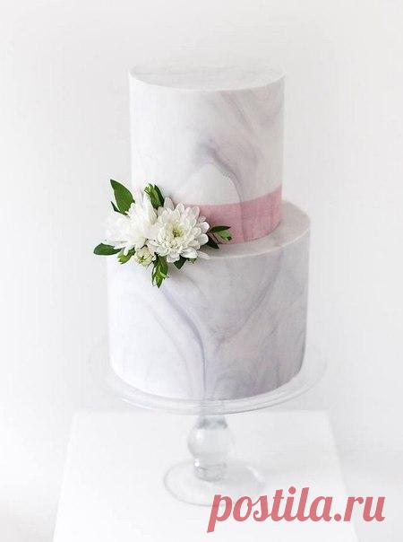 Такие простые и стильные свадебные торты... и немного живых цветов :) Больше вдохновения каждый день на weddywood.ru