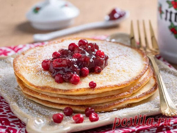 Шведские блины Шведские блины, или блины по-шведски, - это элегантные, легкие, как воздух, блины, которые тоньше и нежнее, чем их американские аналоги. Они неординарные и просто тают во рту! Эта текстура достигается за счет разделения яичных желтков и яичных белков. Желтки смешивают с сахаром, а белки взбивают,