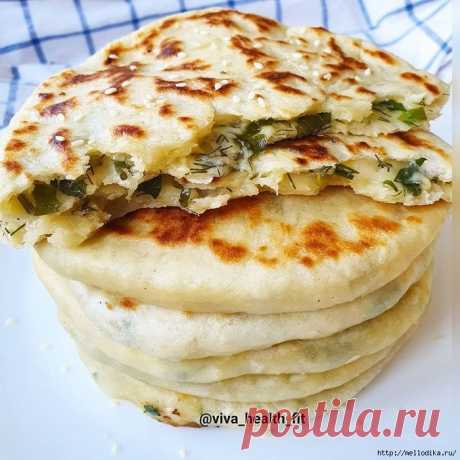 Очень вкусные лепешки с сыром и зеленью, с пылу с жару.