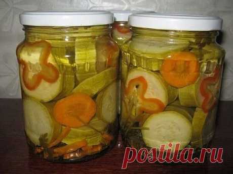 МАРИНОВАННЫЕ КАБАЧКИ
 Очень вкусные кабачки получатся по этому рецепту. Попробуйте!
На 3 килограмма кабачков:
маринад - 2 литра воды
| 1,5 стакана сахара,
3 ложки соли,
1 стакан уксуса 9%.
---
Подготовленные кабачки сложить в банки, добавить специи по вкусу (перчик, гвоздику, можно морковь и перец болгарский для красоты, веточки зелени) залить кипящим маринадом и пастеризовать 15-20 мин.