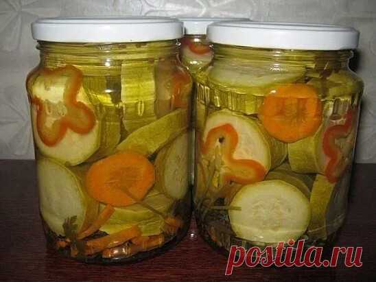МАРИНОВАННЫЕ КАБАЧКИ
 Очень вкусные кабачки получатся по этому рецепту. Попробуйте!
На 3 килограмма кабачков:
маринад - 2 литра воды
| 1,5 стакана сахара,
3 ложки соли,
1 стакан уксуса 9%.
---
Подготовленные кабачки сложить в банки, добавить специи по вкусу (перчик, гвоздику, можно морковь и перец болгарский для красоты, веточки зелени) залить кипящим маринадом и пастеризовать 15-20 мин.