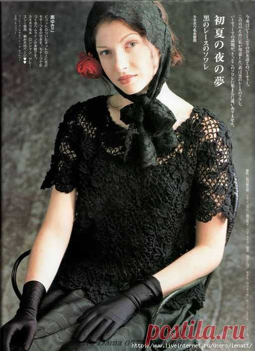 Черная ажурная кофта с короткими рукавами связана крючком узором "сеточка". Сверху нашиты отдельно вывязанные цветы. Схемы. /