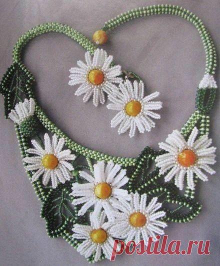 Комплект "Ромашки": колье и серьги из бисера.