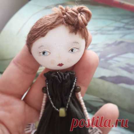 Темные цвета как-то теряются, но платье бутылочно-зеленое... #кукларучнойработы #miopupazzo #etsylove #etsy #artdoll #deepgreen