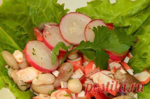 Салат с фасолью, редисом и крабовыми палочками / Простые рецепты
