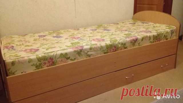 Кровать с матрасом Односпальная кровать с матрасом 85х195. Есть 2 ящика для белья. Хорошее состояние.