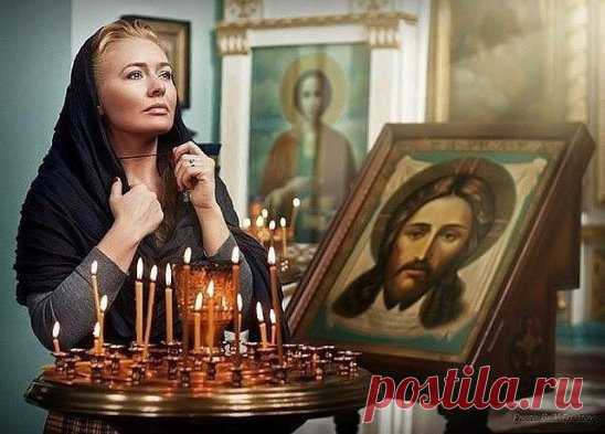 Продли, ГОСПОДЬ, мои ГОДА,
Но разума НЕ ОТНИМАЙ.
Пусть будет ТЕПЛЫМ кров всегда
И ХЛЕБ в ДОСТАТКЕ и ВОДА,
С ДЕТЬМИ не РАЗЛУЧАЙ.
И СОХРАНИ мне до КОНЦА
И ЗОРКОСТЬ глаз, И ЛОВКОСТЬ рук.
ПОКОЯ дай на склоне лет.
Избави от ДУШЕВНЫХ МУК.
ОТ СГЛАЗА, ЗАВИСТИ, ХУЛЫ.
ОТ ХВОРИ И ВОЙНЫ
ДЕТЕЙ И ВНУКОВ, И РОДНЫХ
О, ГОСПОДИ, ХРАНИ !
Не дай мне ПЕРЕЖИТЬ ДЕТЕЙ
И видеть их в НУЖДЕ.
Еще ПРОШУ за всех ЛЮДЕЙ –
Ты сделай их ДОБРЕЙ, СИЛЬНЕЙ,
Дай МУЖЕСТВА в беде.
Не дай ПОГИБНУТЬ. Сбереги:
Прохладу ВОД, тепло ЗЕМЛ