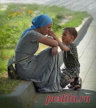 Коль обидел  - проси прощенья . Грех ее родную обижать . Бог ей дал великое терпенье . За тебя всю жизнь переживать)))