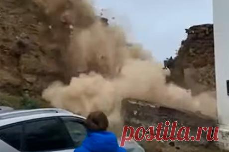 Историческая крепость обрушилась в Дагестане из-за дождей. В Гунибском районе Дагестана частично обрушилась историческая каменная крепость — фрагмент стены упал из-за продолжительных ливней. Рухнула часть стены, которая ведет от ворот Шамилевские к природному парку Верхний Гуниб. Информации о пострадавших при обрушении нет.