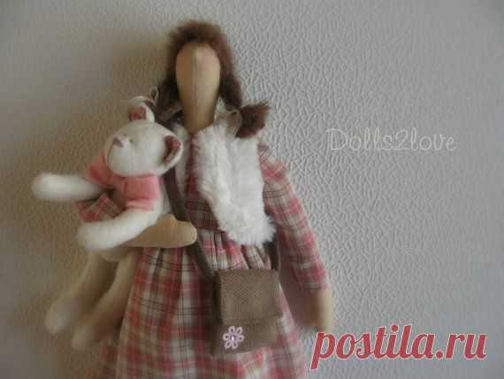 Tilda doll Romy wearing a pink checkered dress от Dolls2love