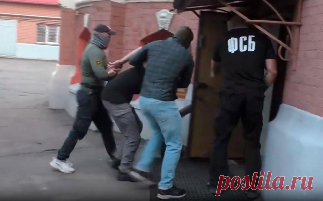 ФСБ задержала готовившего теракты на Транссибе россиянина. В Кировской области ФСБ задержала россиянина 2006 года рождения, обвиняемого во вступлении в украинскую террористическую организацию и подготовке диверсии, сообщили в центре общественных связей ведомства.