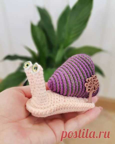 PDF Улитка крючком. FREE crochet pattern; Аmigurumi toy patterns. Амигуруми схемы и описания на русском. Вязаные игрушки и поделки своими руками #amimore - маленькая улитка с раковиной в форме сердца к 14 февраля, день Всех Влюблённых.