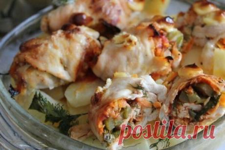 Куриные роля с морковью, луком и солеными огурчиками
