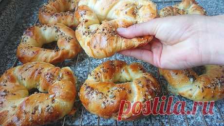 Сьедаются мгновенно. Очень ароматные и пышные  сырные бублики, булочки Очень вкусный перекус для большой семьи. Подписаться на мой канал можно здесь:https://www.youtube.com/channel/UCfX-2TIOG39FXB52ELqDx9g?view_as=subscriberРеце...