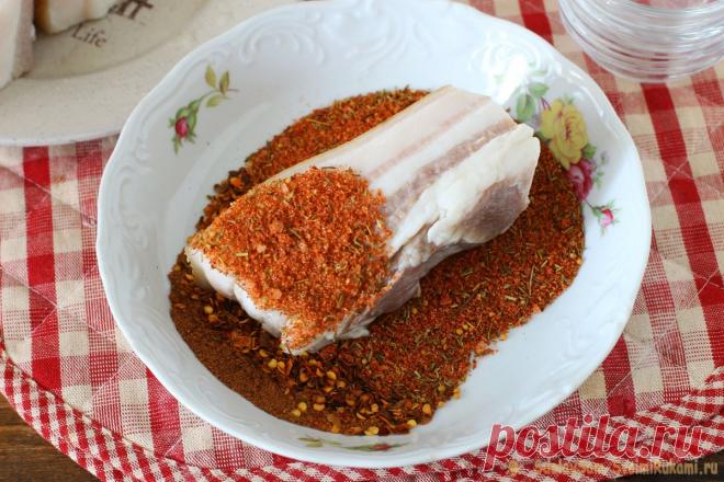 Маринованное сало По этому рецепту сало или подчеревок (сало с мясными прожилками из брюшной части) получается отменным – мягким, нежным, просто вкуснейшим! Все дело в том, что в обычном соленом сале кроме соли в рецепте вы не найдете ничего, а вот в маринованном дополнительно присутствует уксус и лук, что