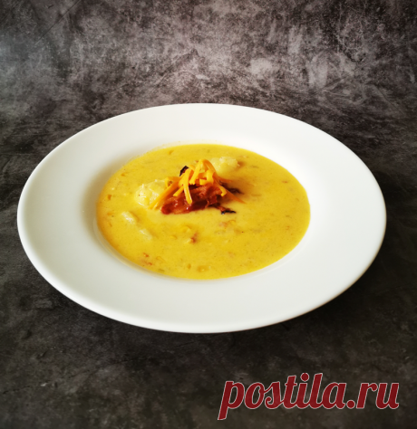 Kukurūzų sriuba su rūkyta šonine | KULINARE.LT Reikės: 400g kukurūzų250g smulkintos rūkytos šoninės400g bulvių2 česnako skiltelių1 didelio svogūno2 porų1l daržovių sultinio1/2 puodelio grietinėlės2 valg. š. miltų300g Cheddar sūrio2 valg. š.