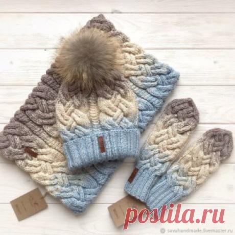 Описание шапки "Простая коса"
Всем доброго времени суток! 
Предлагаю описание вот такой шапки 
Автор -  ВалентинаКсеня
Шапка на превью связана из Alize baby wool в две нити. Две шапки ярко оранжевого цвета связаны из Nako baby marvel тоже в две нити. Расход 2 мотка на одну шапку. Сразу скажу пряжу принесла заказщица, это её выбор. По мне так эта пряжа самая ужасная из которой мне приходилось вязать - скрипучая, жёсткая и колючая. Одним словом не советую. 
Ну, и собственно переходу к описанию.