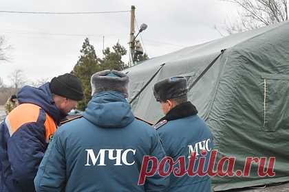 Машина пиротехников МЧС ДНР подорвалась на мине. Автомобиль пиротехников спасательного центра МЧС Донецкой народной республики (ДНР) подорвался на мине, в результате чего пострадали два человека. Сообщается, что инцидент произошел в Тельмановском районе, между селами Гранитное и Николаевка. Машина пиротехников задним колесом наехала на противотанковую мину.