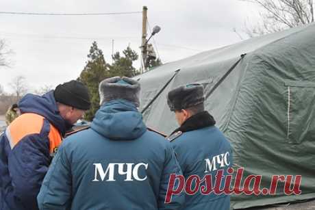 Машина пиротехников МЧС ДНР подорвалась на мине. Автомобиль пиротехников спасательного центра МЧС Донецкой народной республики (ДНР) подорвался на мине, в результате чего пострадали два человека. Сообщается, что инцидент произошел в Тельмановском районе, между селами Гранитное и Николаевка. Машина пиротехников задним колесом наехала на противотанковую мину.