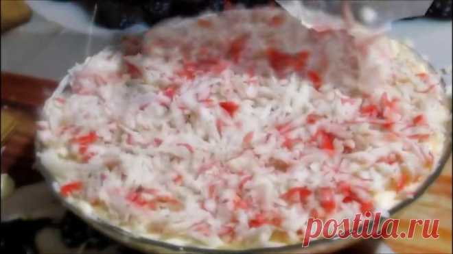 Слоеный салат с крабовыми палочками