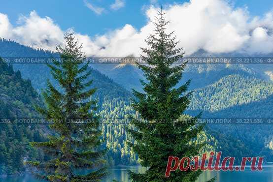 Mountain lake Ritsa (2018 год). Редакционное фото № 38221336, фотограф Игорь Масленников / Фотобанк Лори