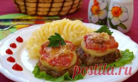 Запеченные котлеты с помидорами и луком / Простые рецепты