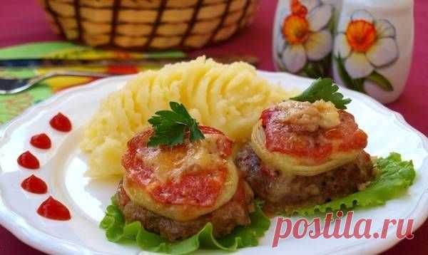 Запеченные котлеты с помидорами и луком / Простые рецепты