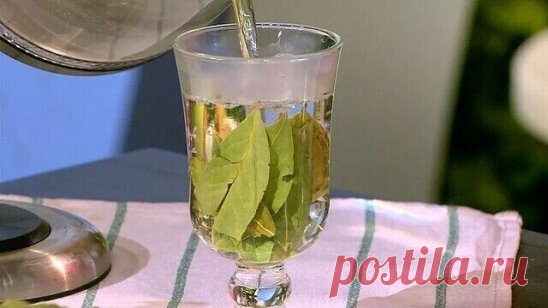 ЦЕЛЕБНЫЙ ОТВАР ДЛЯ ЧИСТКИ КИШЕЧНИКА! ВСЕ БОЛЕЗНИ УЙДУТ ПРОЧЬ!
Этот способ особенно эффективен при очищении организма от солевых отложений, и очень полезен для суставов, костей и даже мышц.
Для приготовления очищающего «зелья» необходимо взять 5 г измельченного лаврового листа залить 300 г кипятка и кипятить еще 10 минут на слабом огне.
Настаивать в течение 4 часов, укутав в термосе. Пользоваться отваром нужно три дня подряд.
Приготовленные 300 г нужно пить в течение дня маленькими глоточками. Ид