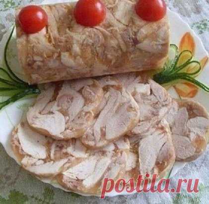 Куриный рулет в бутылке
Ингредиенты:
-Курица — 1 Штука
-Грецкие орехи — 100 Грамм
-Желатин — 30 Грамм
-Чеснок — 2 Зубчика
-Соль и приправы — По вкусу
‍Приготовление:
1. Для этого рулета можно брать целую курицу, а можно готовое филе (если любите постные рулеты). Кроме этого, мясо можно приготовить двумя способами: отварить, сделав бульон прозрачный (с овощами и зеленью), а можно протушить, как в нашем варианте.
2. Отправляем мясо на сковороду, не добавляя никаких жиров! По...