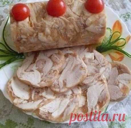 Куриный рулет в бутылке
Ингредиенты:
-Курица — 1 Штука
-Грецкие орехи — 100 Грамм
-Желатин — 30 Грамм
-Чеснок — 2 Зубчика
-Соль и приправы — По вкусу
‍Приготовление:
1. Для этого рулета можно брать целую курицу, а можно готовое филе (если любите постные рулеты). Кроме этого, мясо можно приготовить двумя способами: отварить, сделав бульон прозрачный (с овощами и зеленью), а можно протушить, как в нашем варианте.
2. Отправляем мясо на сковороду, не добавляя никаких жиров! По...
